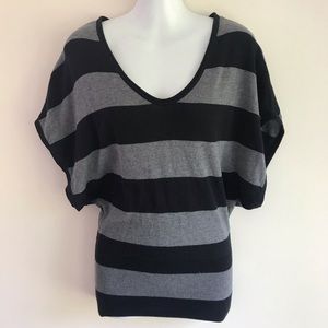 Woman’s Express Short Sleeve Shirt Size XS